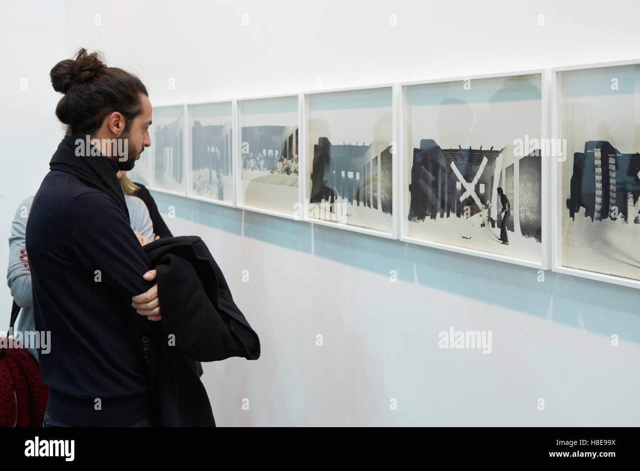 Los visitantes mirando las imágenes durante la feria de arte contemporáneo, Artissima Apertura en Turín Foto de stock
