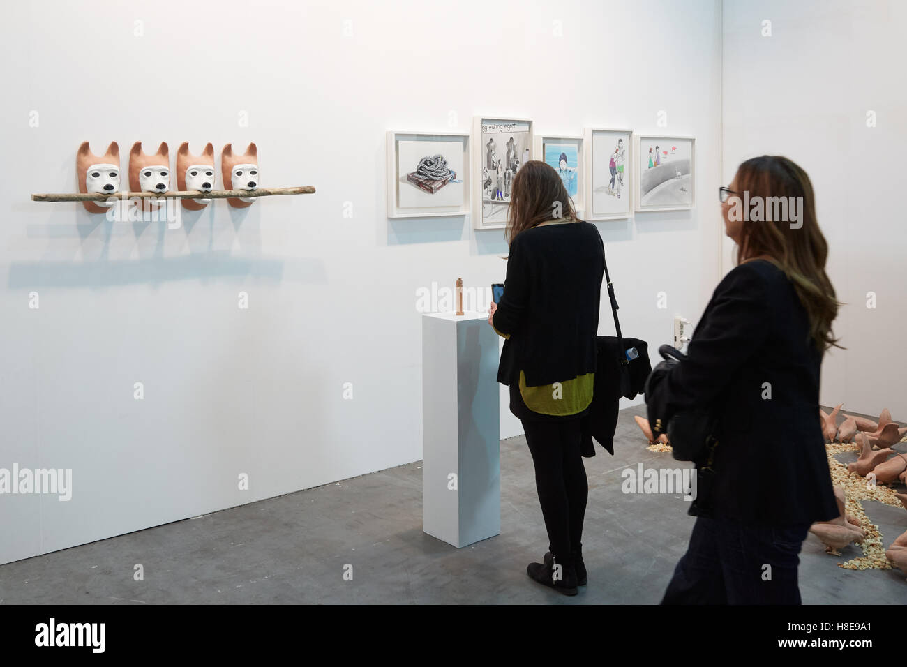Los visitantes mirando ilustraciones durante la feria de arte contemporáneo de Artissima, apertura Foto de stock