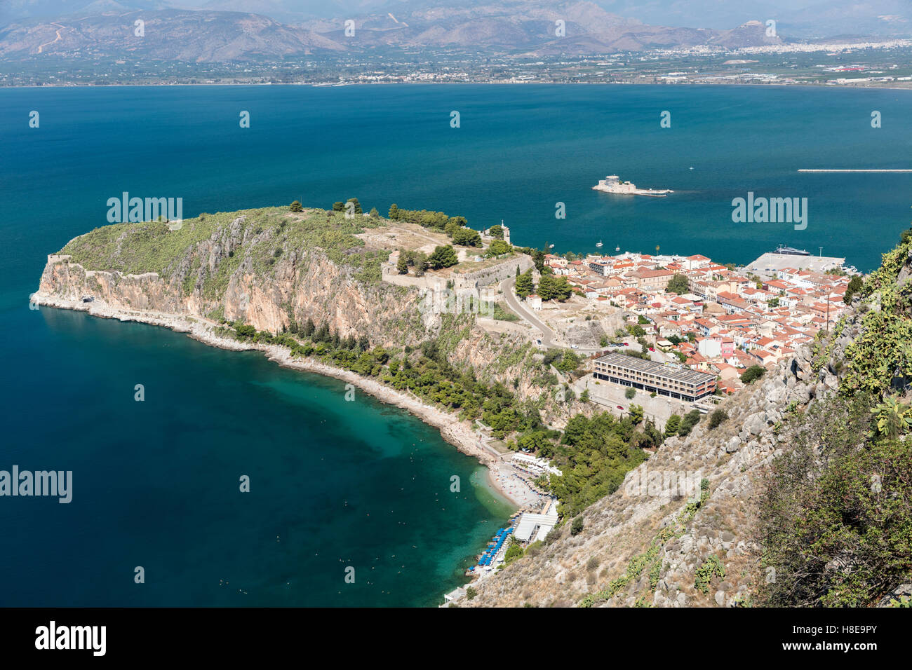 Vista de la ciudad de Nafplio y Argolic Bay en el Peloponeso de la fortaleza de Palamidi Foto de stock