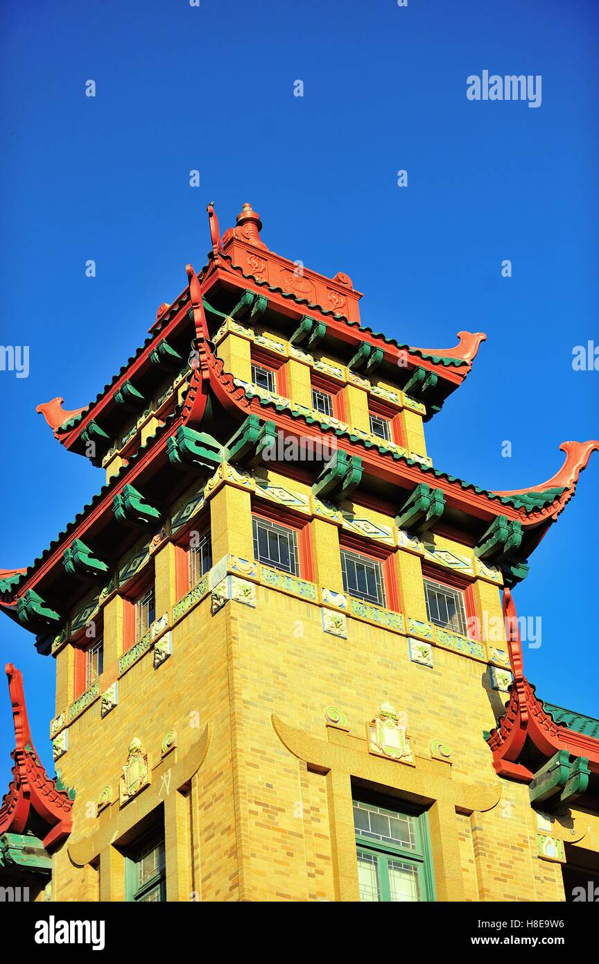 Una de las torres de estilo pagoda en el Pui Tak centro comunitario en el Chicago's Chinatown. Chicago, Illinois, Estados Unidos. Foto de stock