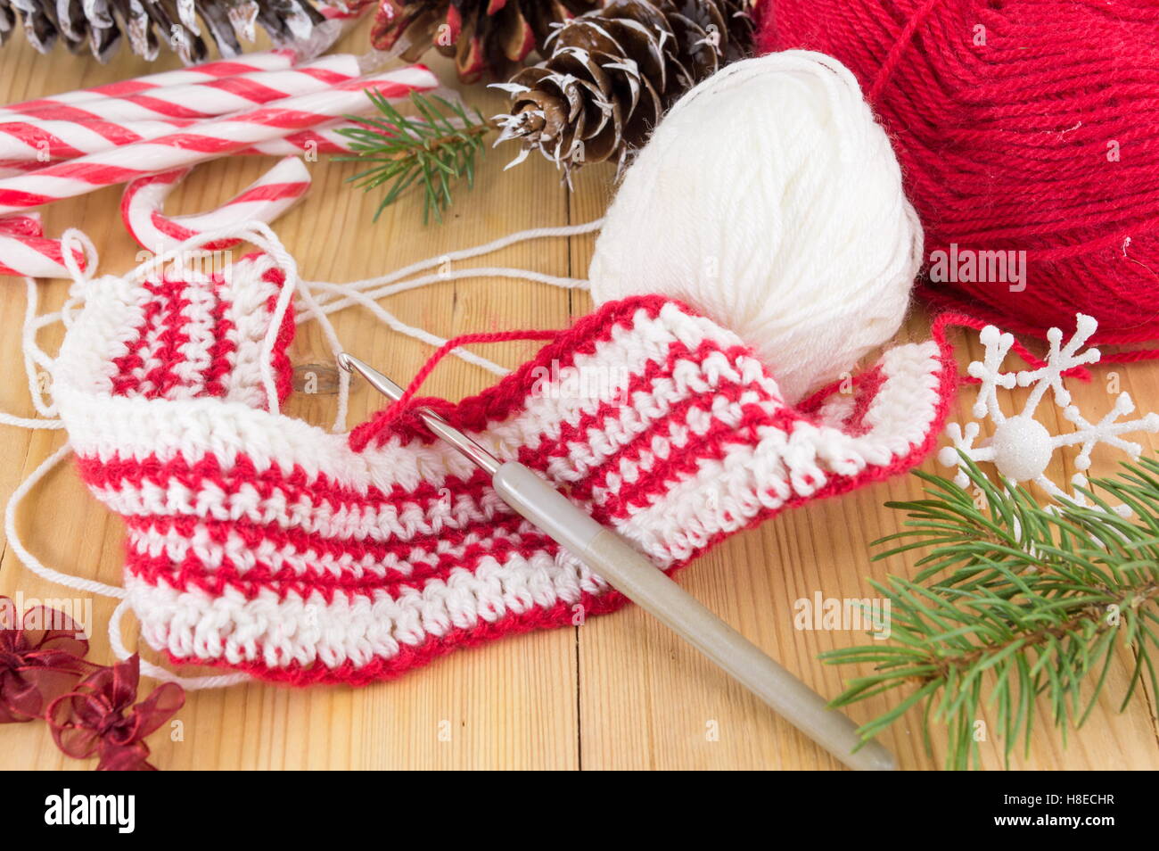 Crocheting Navidad invierno sweater rojo y blanco Foto de stock
