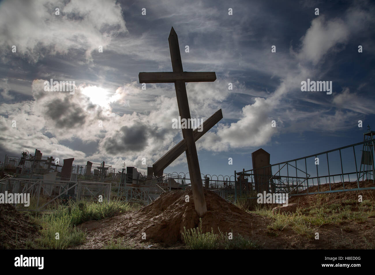 Kirguistán - Cruz de retroiluminación en un cementerio cristiano cerca de la aldea de Tamga Foto de stock