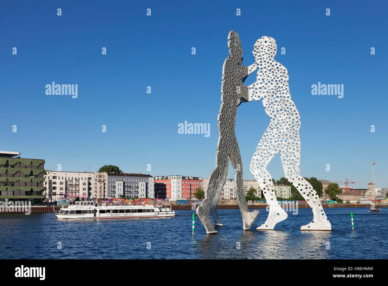 Hombre molécula por Jonathan Borofsky, excursión en lancha al río Spree, Treptow, Berlin, Alemania, Europa Foto de stock