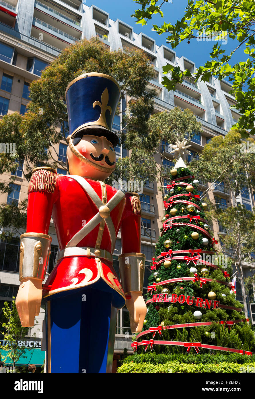 Cascanueces y árbol de Navidad, la Plaza de la ciudad, Melbourne, Victoria,  Australia, el Pacífico Fotografía de stock - Alamy