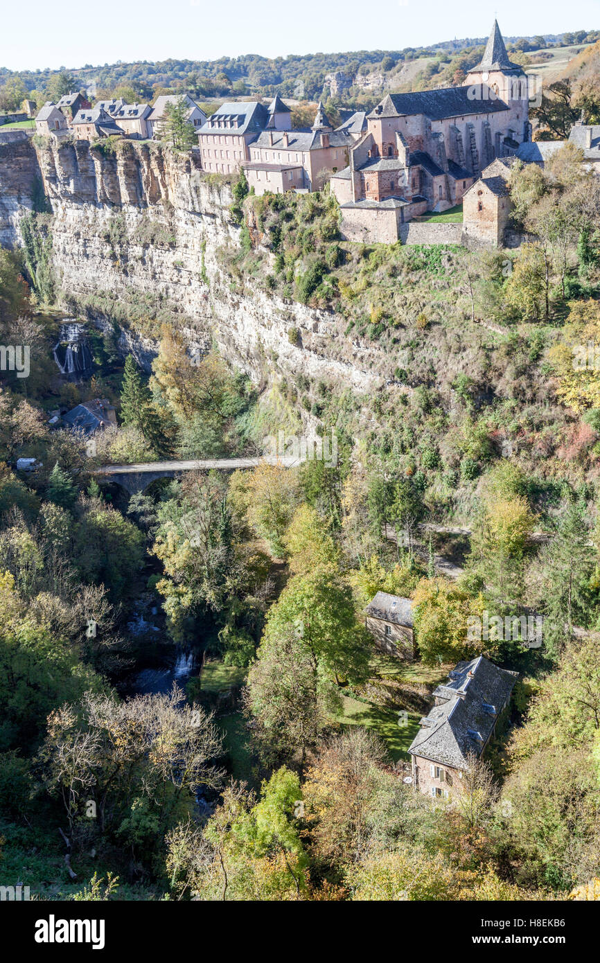 El orificio de Bozouls en otoño y la homónima Upper Village (Francia). Que es una forma de herradura desfiladero excavado por el río Dourdou río. Foto de stock