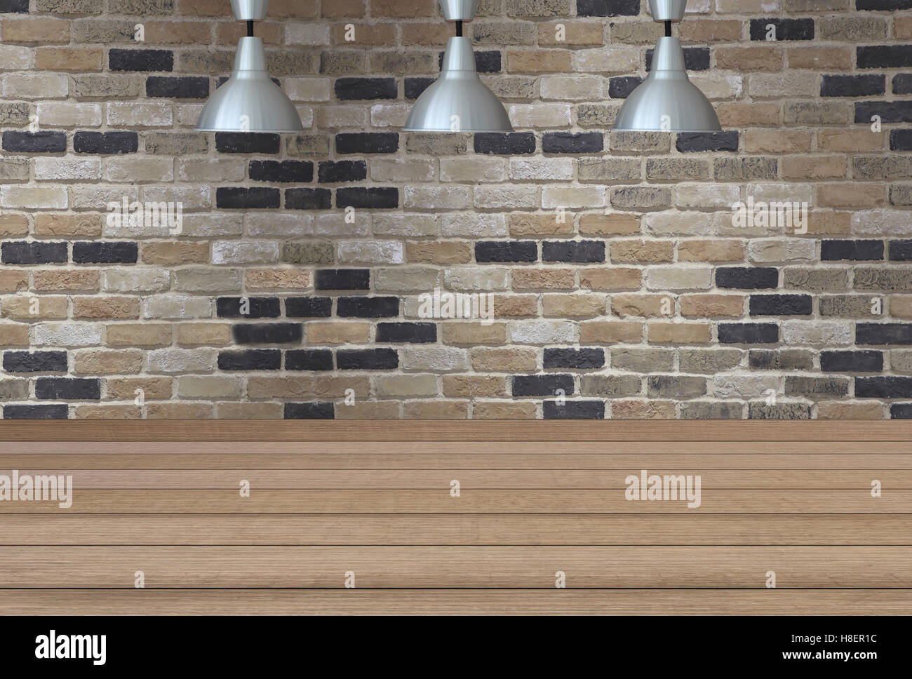 Lámparas de plata en el techo y un telón de fondo de una pared de ladrillo marrón con piso de madera, conceptos de diseño de interiores. Foto de stock