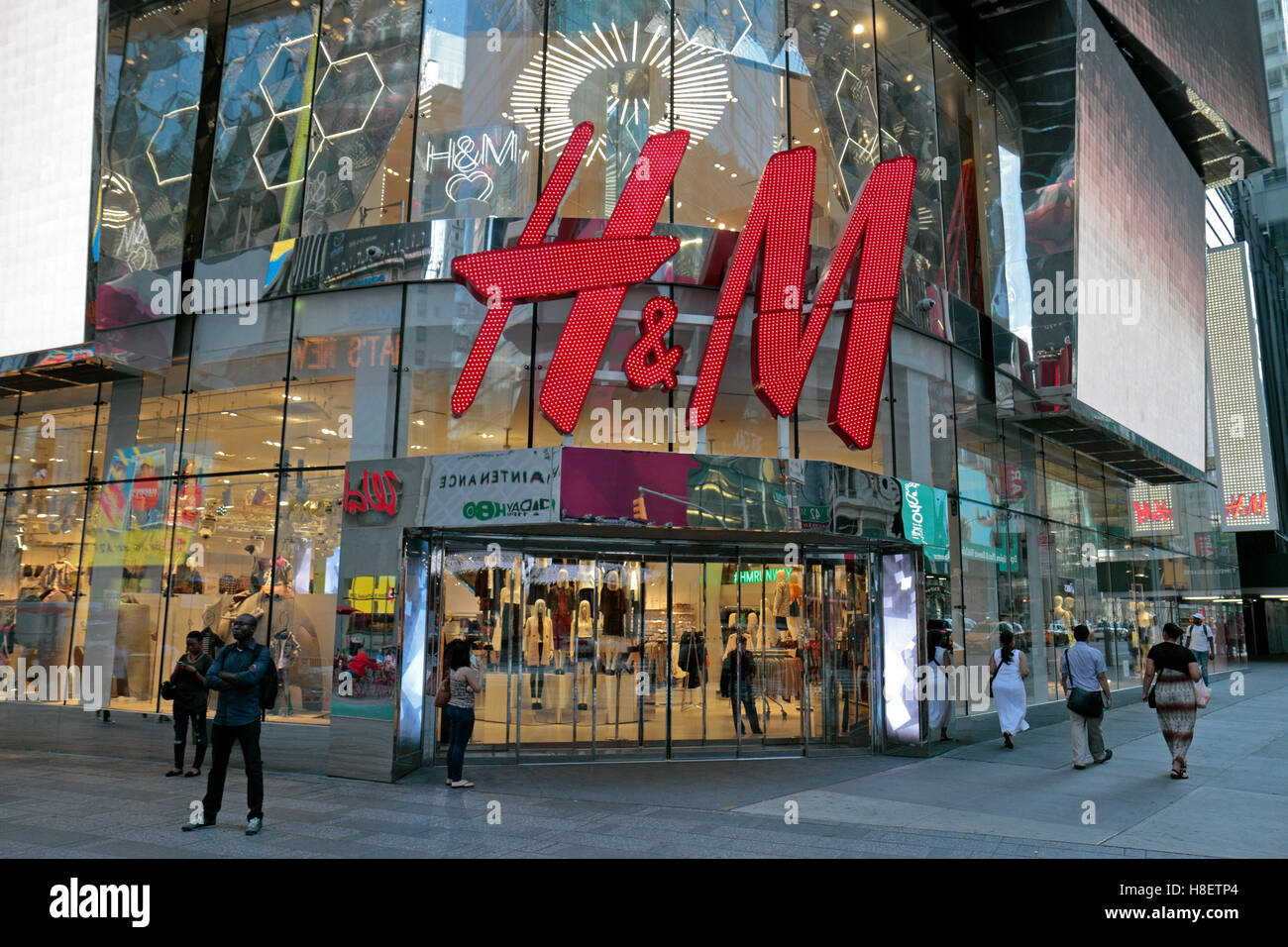 La entrada de la tienda de H&M en 1472 Broadway en Manhattan, Ciudad de Nueva  York, Estados Unidos Fotografía de stock - Alamy