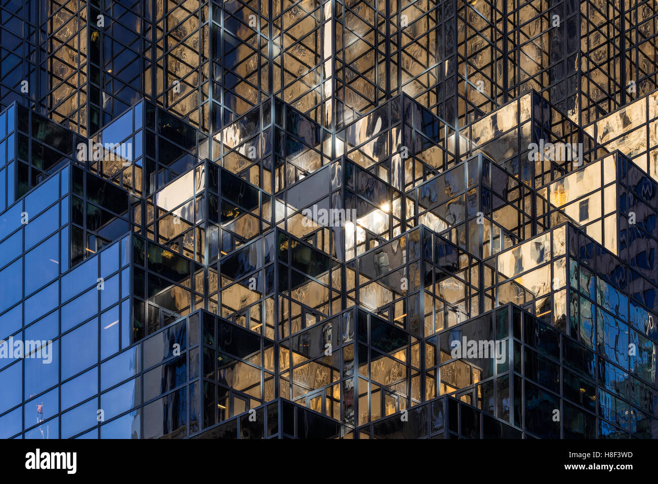 Detalle arquitectónico de la fachada de la Torre Trump, con ventanas de vidrio y terrazas. Midtown Manhattan, Ciudad de Nueva York Foto de stock