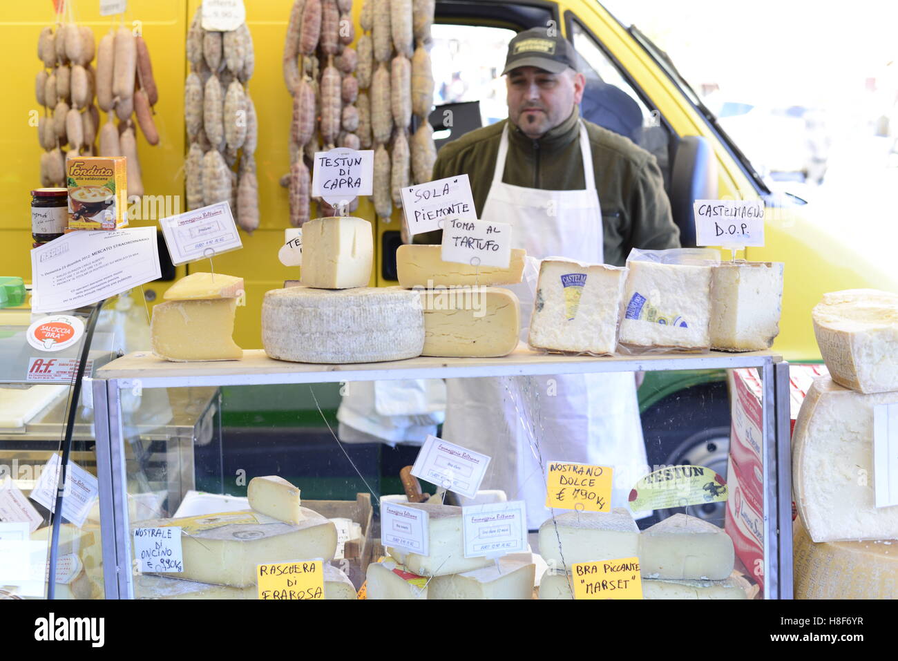 Sabroso queso italiano se vende en el mercado semanal de Bra, Italia  Fotografía de stock - Alamy