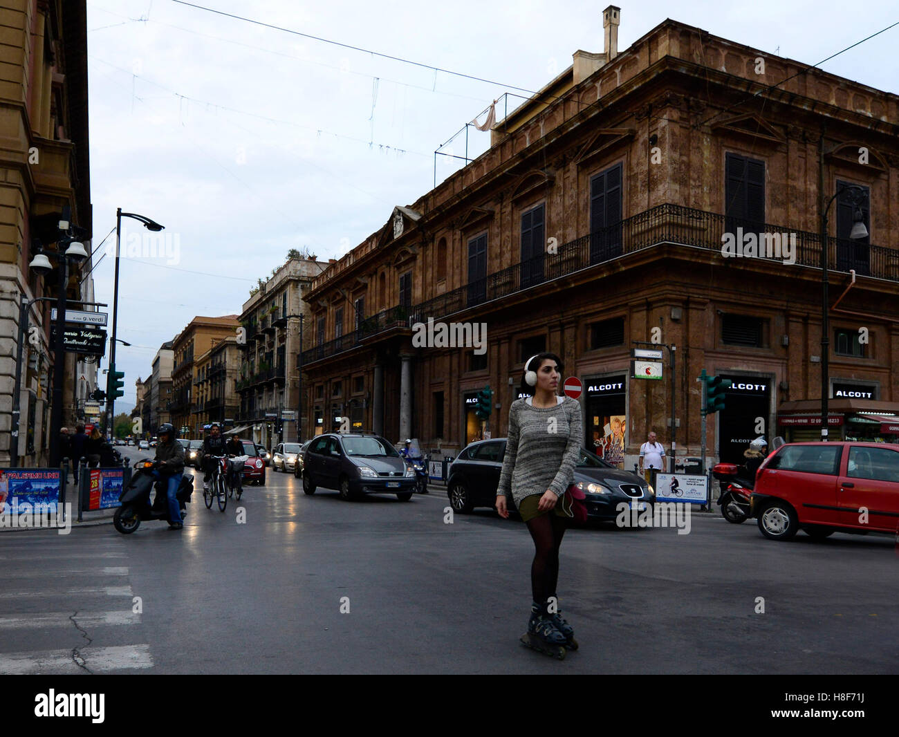 Una joven italiana patinar en el centro de Palermo. Foto de stock
