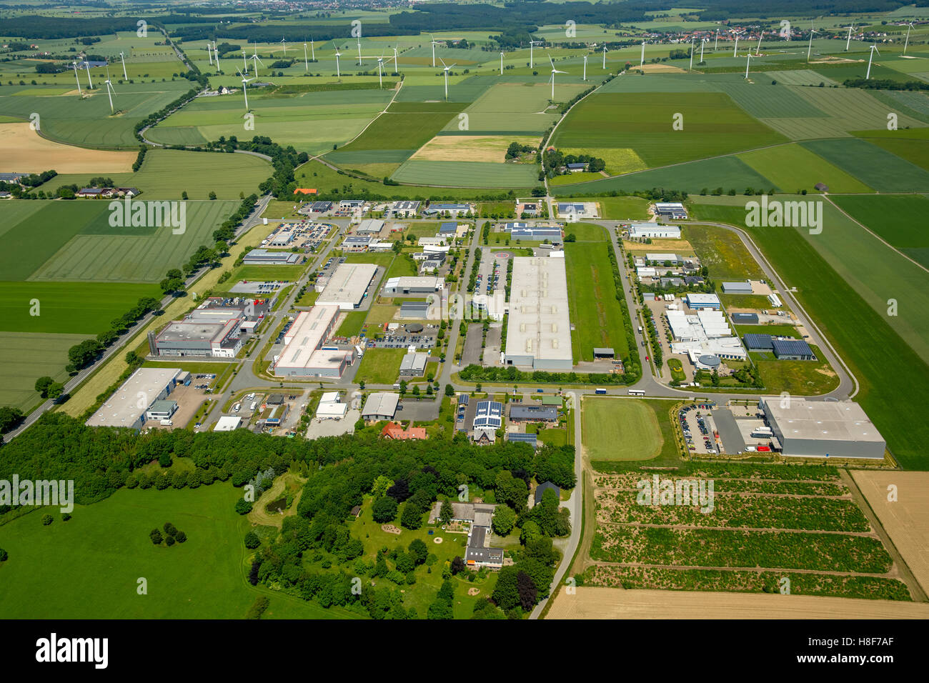 Vista aérea de la zona comercial, Zona Industrial, turbinas de viento detrás, Belecke, Warstein, Sauerland, Renania del Norte-Westfalia Foto de stock