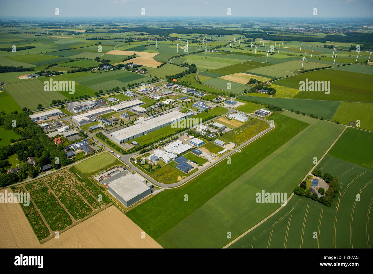 Vista aérea de la zona comercial, Zona Industrial, turbinas de viento detrás, Belecke, Warstein, Sauerland, Renania del Norte-Westfalia Foto de stock