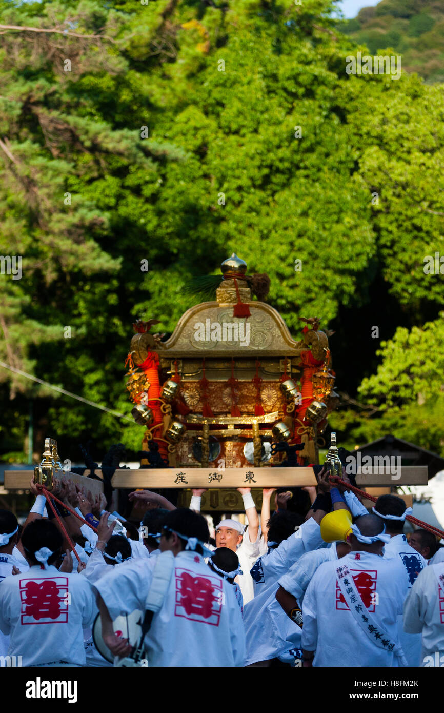 Kyoto, Japón. Participante luchando para sostener un flotador en el Gion Matsuri festival. Foto de stock