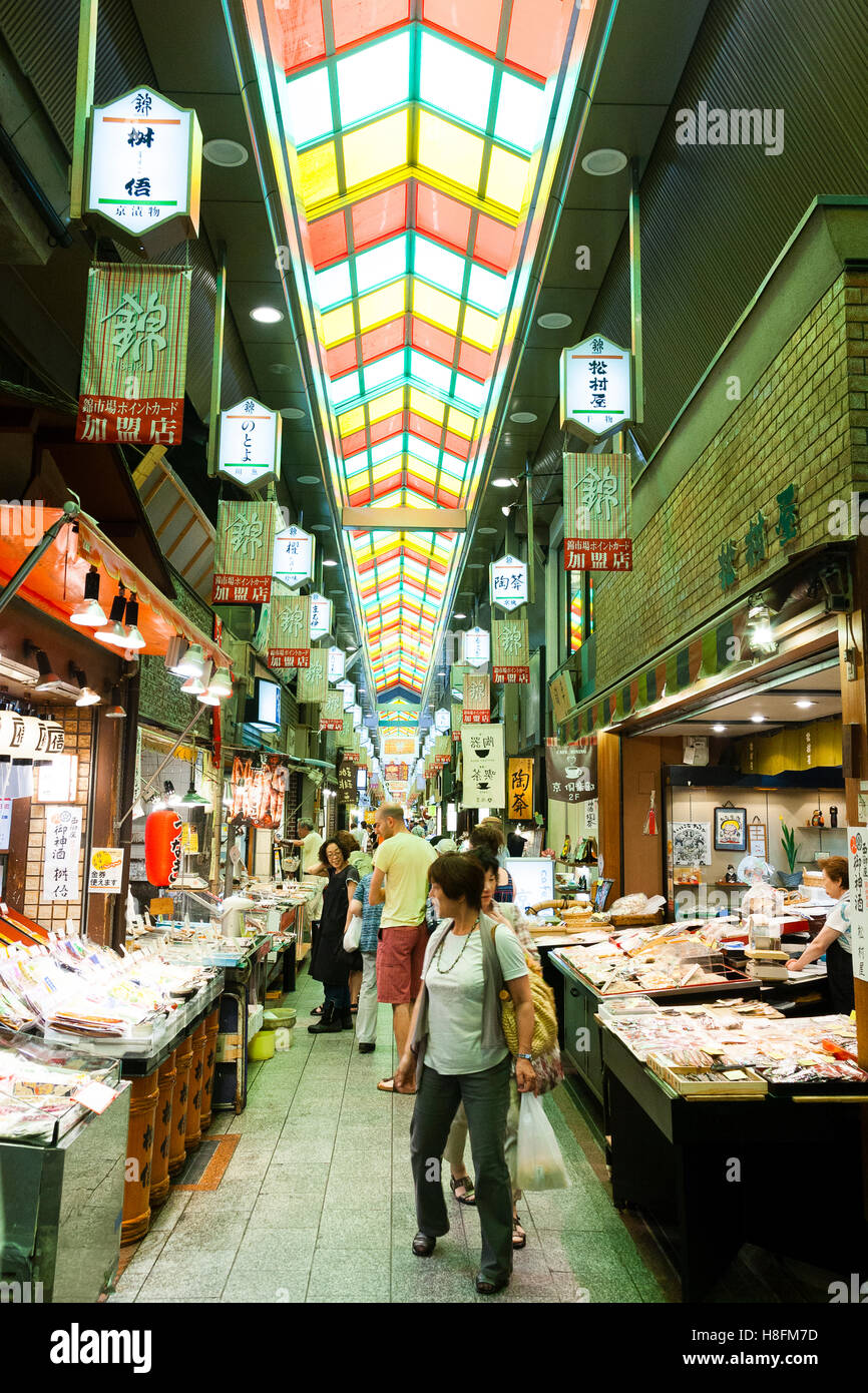 Kyoto, Japón. Compradores en el mercado de alimentos Nishiki. Foto de stock