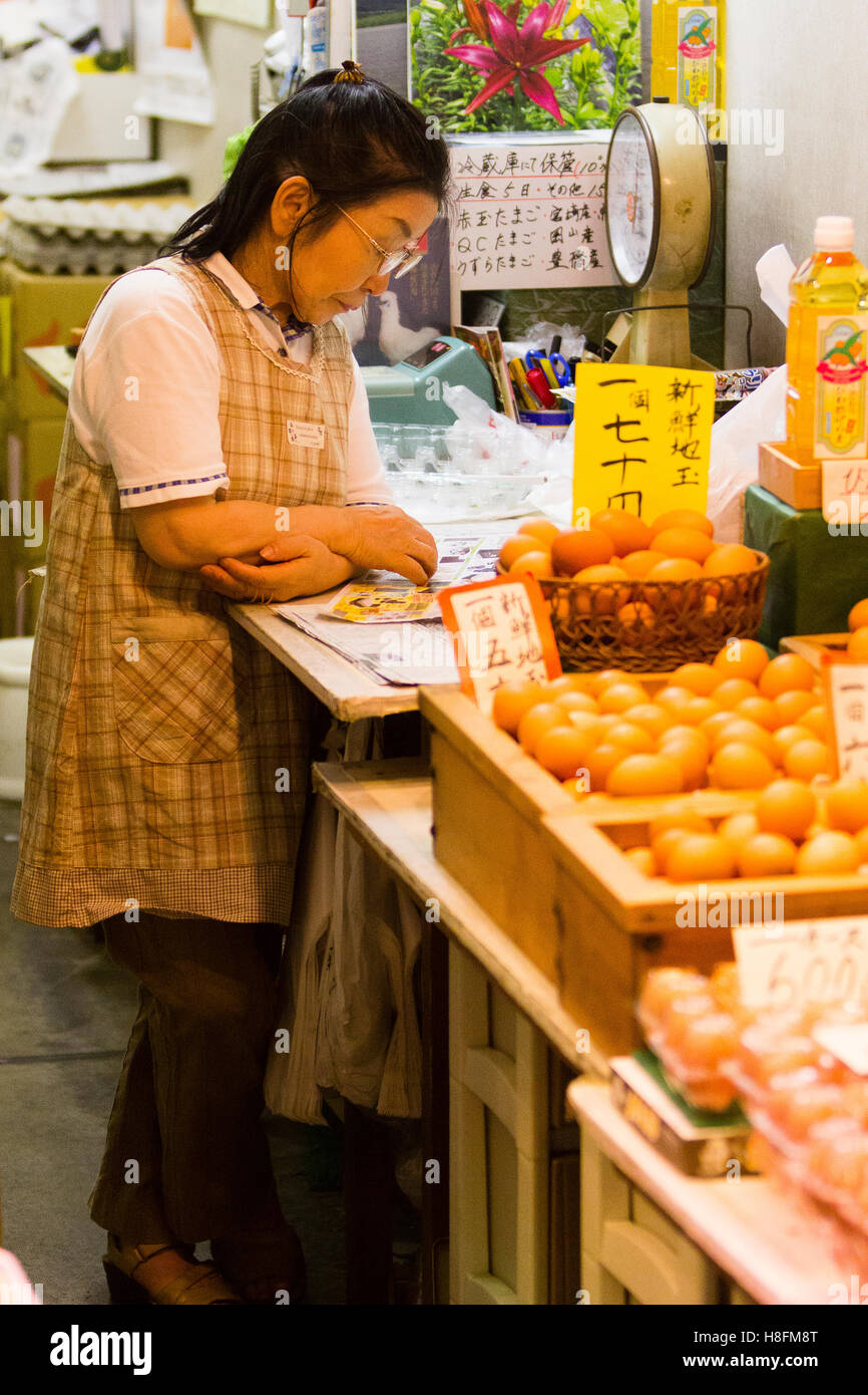 Kyoto, Japón. Un trabajador en el mercado de alimentos Nishiki. Foto de stock