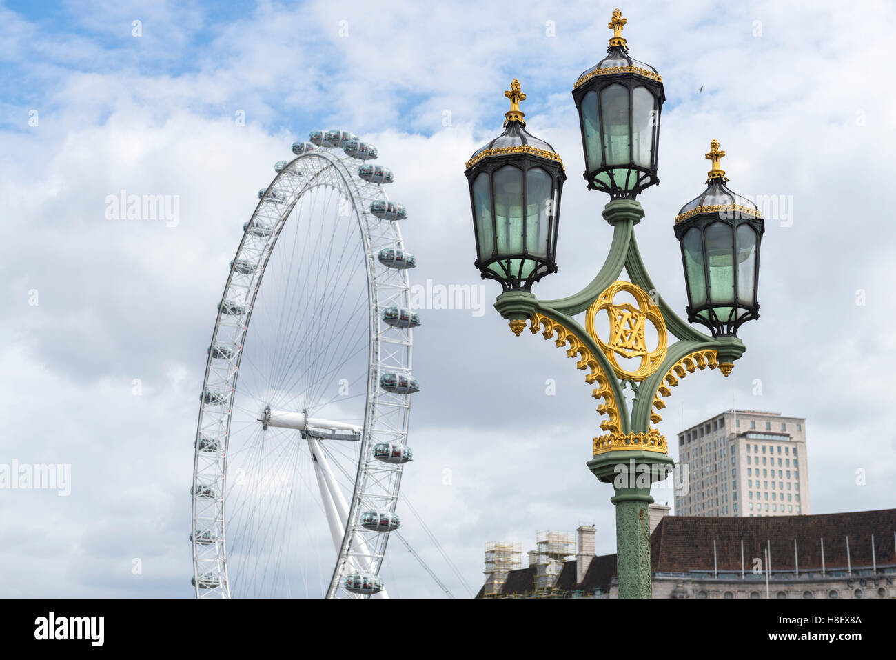 Inglaterra, Londres, lámpara de la calle en Westminster Bridge sobre el Támesis, río Foto de stock