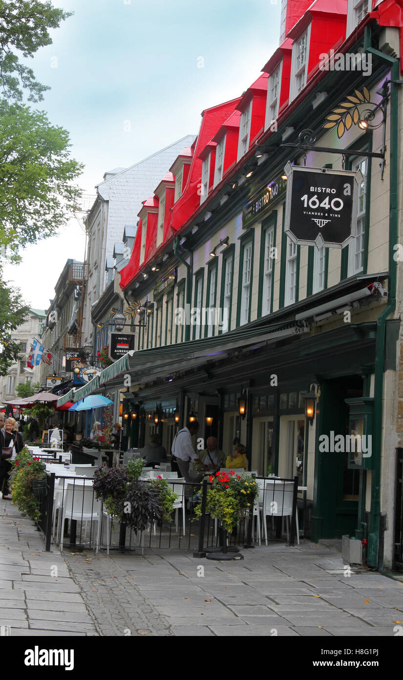 La Ciudad de Quebec, Canadá - 21 de septiembre de 2016: gente sentada en los patios de los restaurantes en la parte histórica de la ciudad de Quebec, Canad Foto de stock