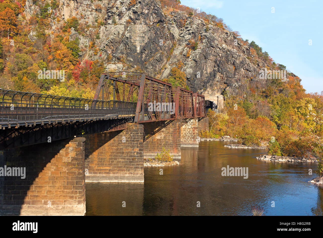 Puente sobre el Sendero de los Apalaches, donde el río Potomac cumple el río Shenandoah. Foto de stock