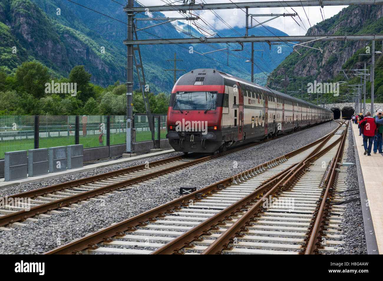 Northbound SBB IC 2000 tren de pasajeros de dos pisos entrando en el portal del sur de los 57km de largo túnel de base del Gotardo. Pollegio, Tesino, Suiza. Foto de stock
