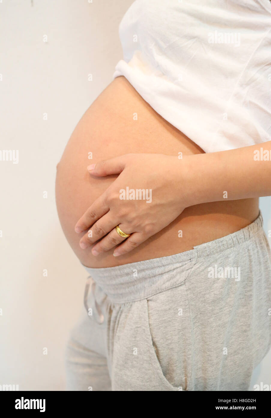 Las mujeres embarazadas toque la mano sobre el vientre en concepto del amor para el bebé. Foto de stock