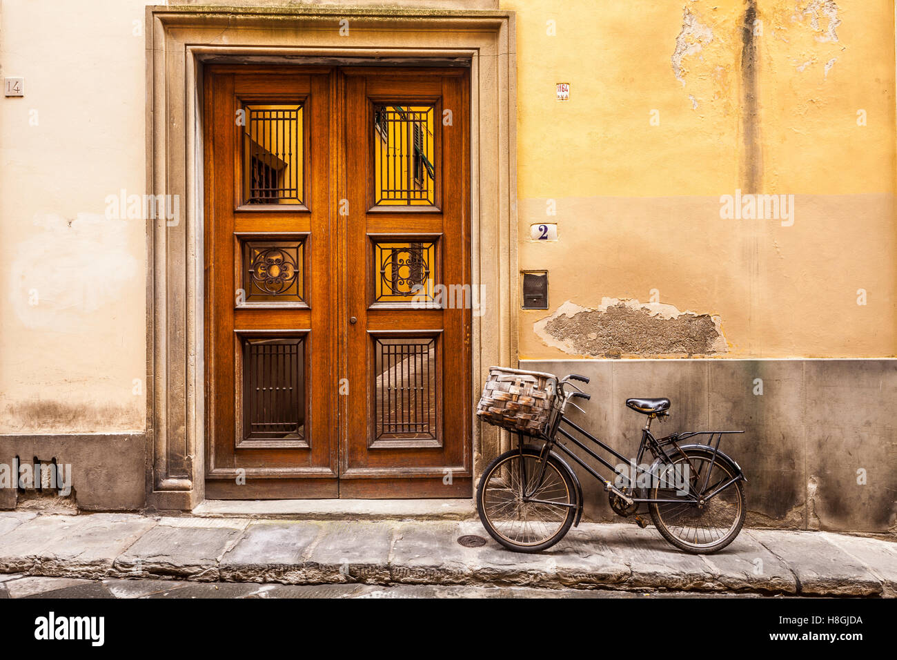 Una antigua puerta y bicicleta en Florencia, Italia. Foto de stock