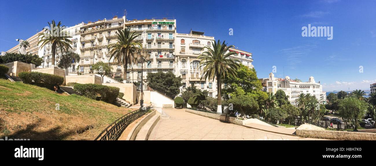 Lado colonial francesa de la ciudad de Argel, Argelia.ciudad moderna tiene muchos viejos edificios tipo francés. Foto de stock