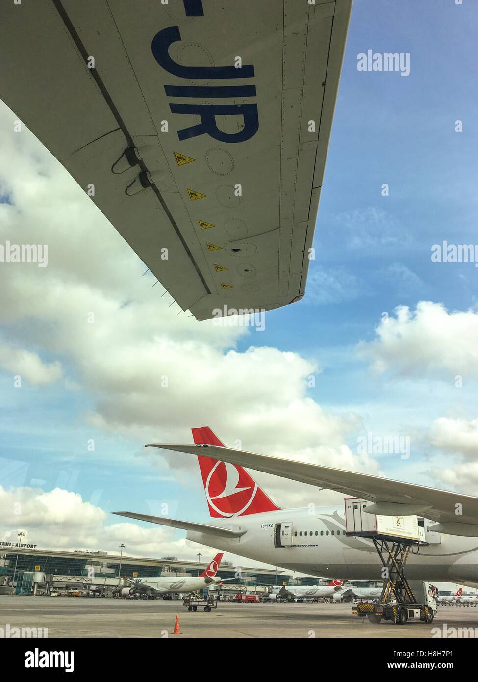 Turkish Airlines Airbus A330-203 de taxis en el Aeropuerto Internacional de Ataturk. Aeropuerto está sirviendo a Estambul y el mayor aeropuerto en Turquía por el número de pa Foto de stock