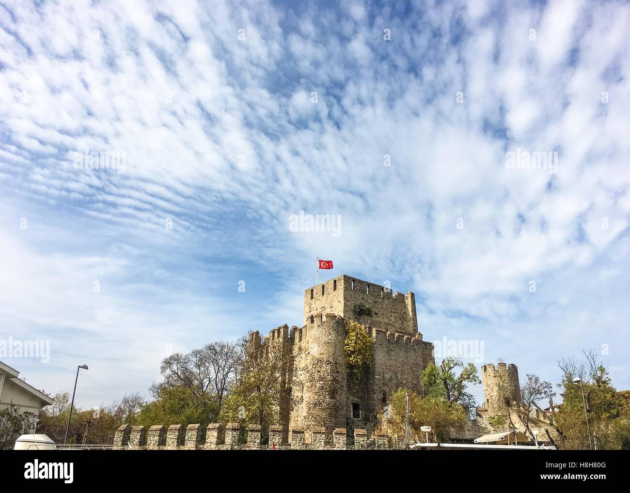 Castillo de Anatolia (Anadolu Hisari) en Estambul.históricamente conocido como Guzelce Hisar (significado correcto Castle) es una fortaleza situada en Anatolia (Asia) s Foto de stock