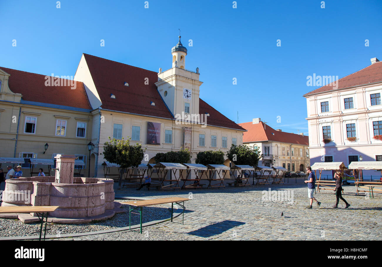 La plaza de la Santísima Trinidad (Trg Svetog Trojstva) es el lugar central en Tvrdja, la fortaleza o el centro histórico de la ciudad vieja de Foto de stock