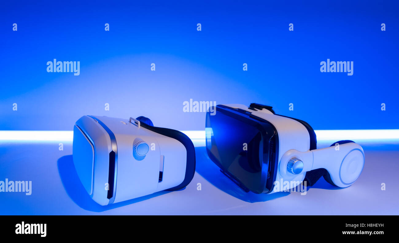 VR gafas de realidad virtual y 360 video virtual vr headset con  auriculares. Fondo azul con luz de neón Fotografía de stock - Alamy