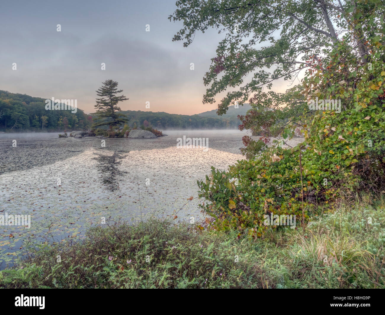 Harriman State Park, el lago del Estado de Nueva York a principios de otoño Foto de stock