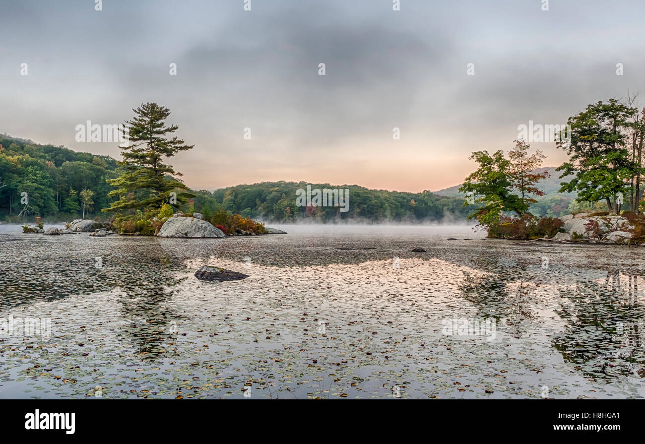 Harriman State Park, el lago del Estado de Nueva York a principios de otoño Foto de stock