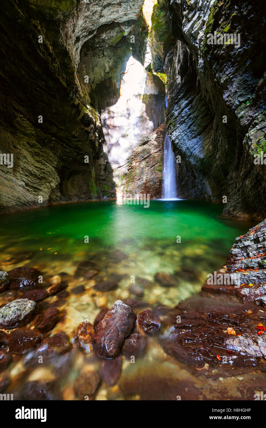 Hermosa cascada Kozjak, el Parque Nacional de Triglav, en Eslovenia Foto de stock