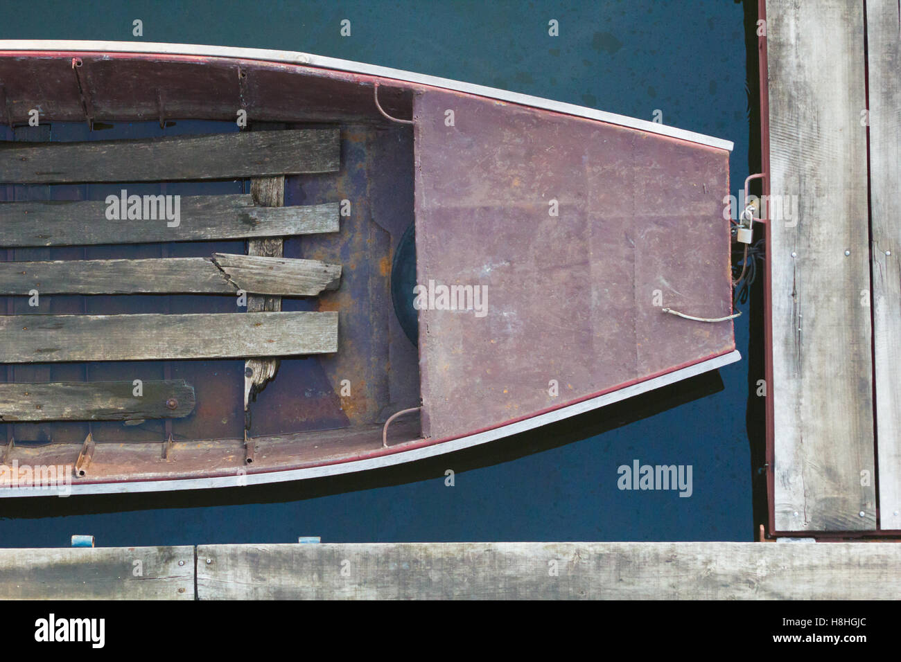 Oxidado barco pescador de madera desde arriba Foto de stock
