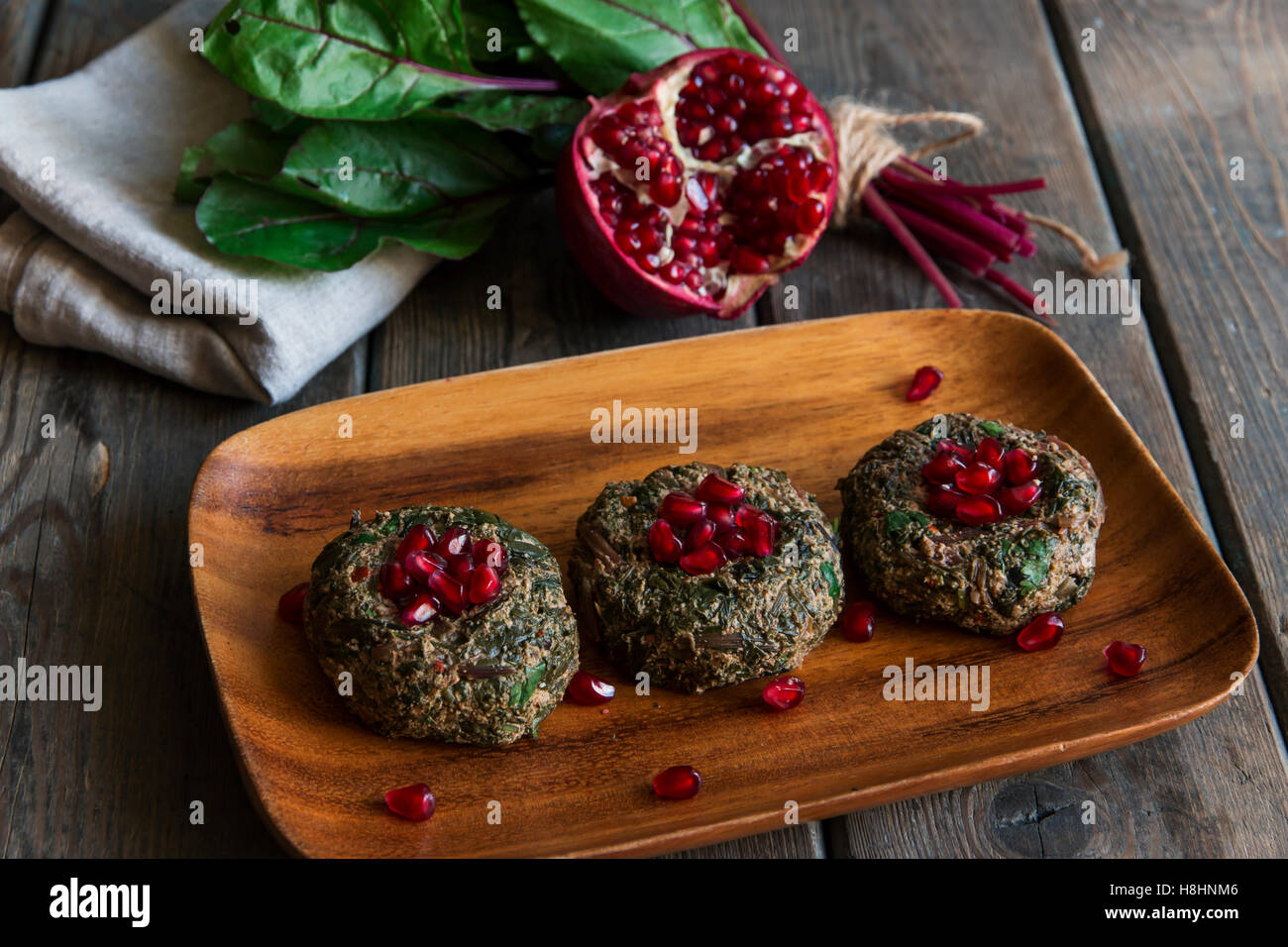 Plato de verdura pkhali con nueces y Granada cocina georgiana Foto de stock