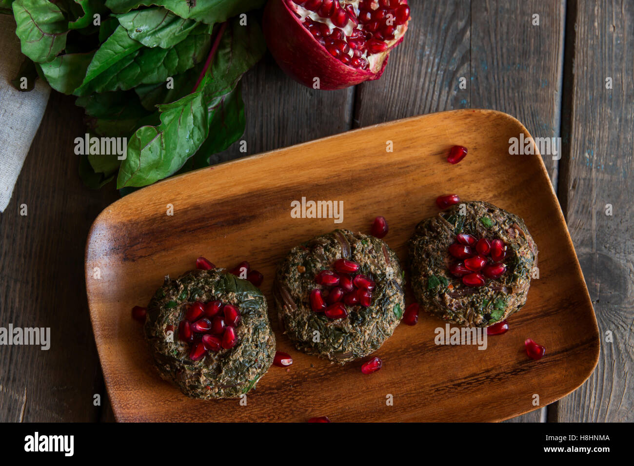 Plato de verdura pkhali con nueces y Granada cocina georgiana Foto de stock