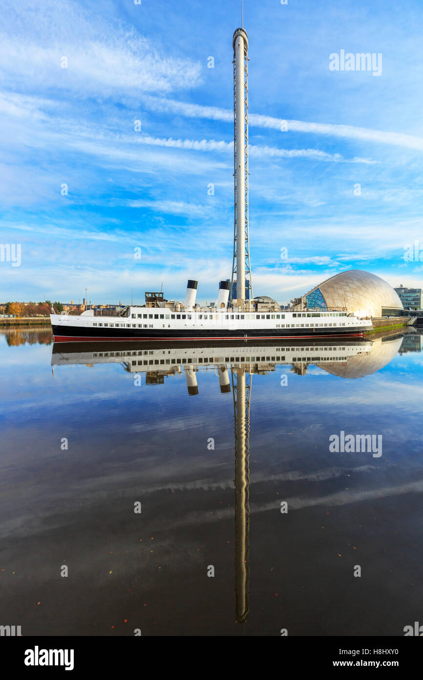 TS Queen Mary atracados en Princes Docks, cerca de Pacific Quay con el museo de la ciencia y torre de observación, Glasgow, Escocia. Foto de stock