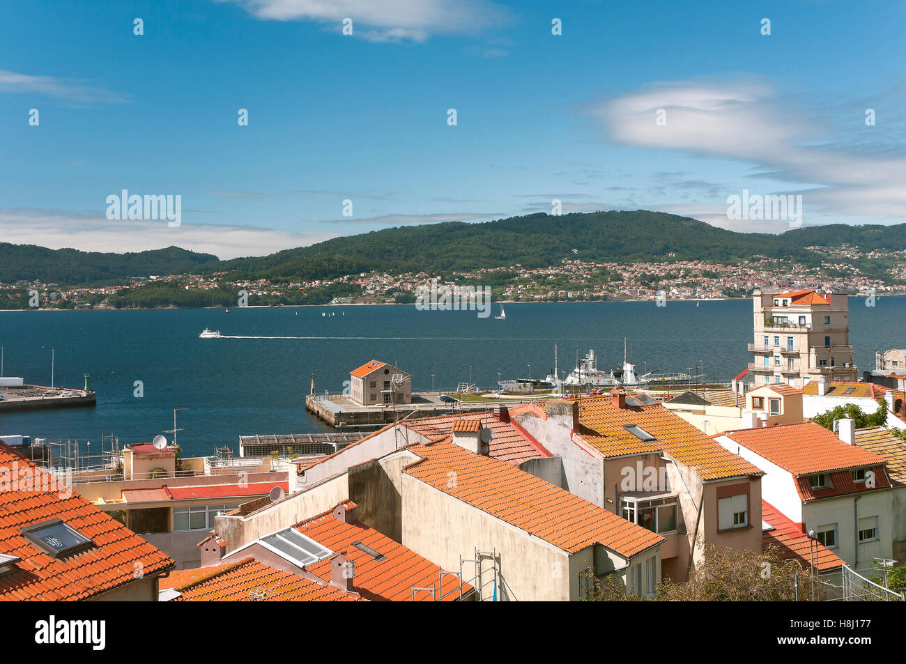 Vista urbana y la ría de Vigo, Pontevedra, en la región de Galicia, España, Europa Foto de stock