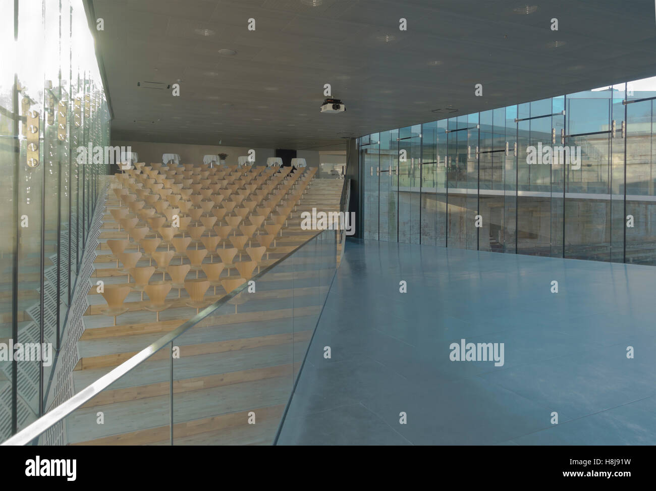 Auditorios en el Danish Maritime Museum, M/S Museet para Søfart Helsingor, en Dinamarca. El arquitecto Bjarke Ingels BIG. Arne Jacobsen sillas serie 7 Foto de stock