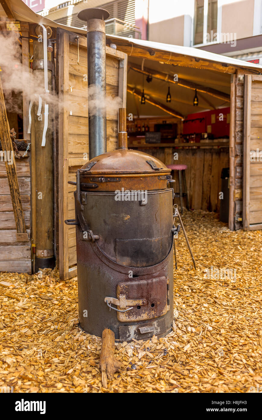 Antiguo horno de destilación de cobre Fotografía de stock - Alamy