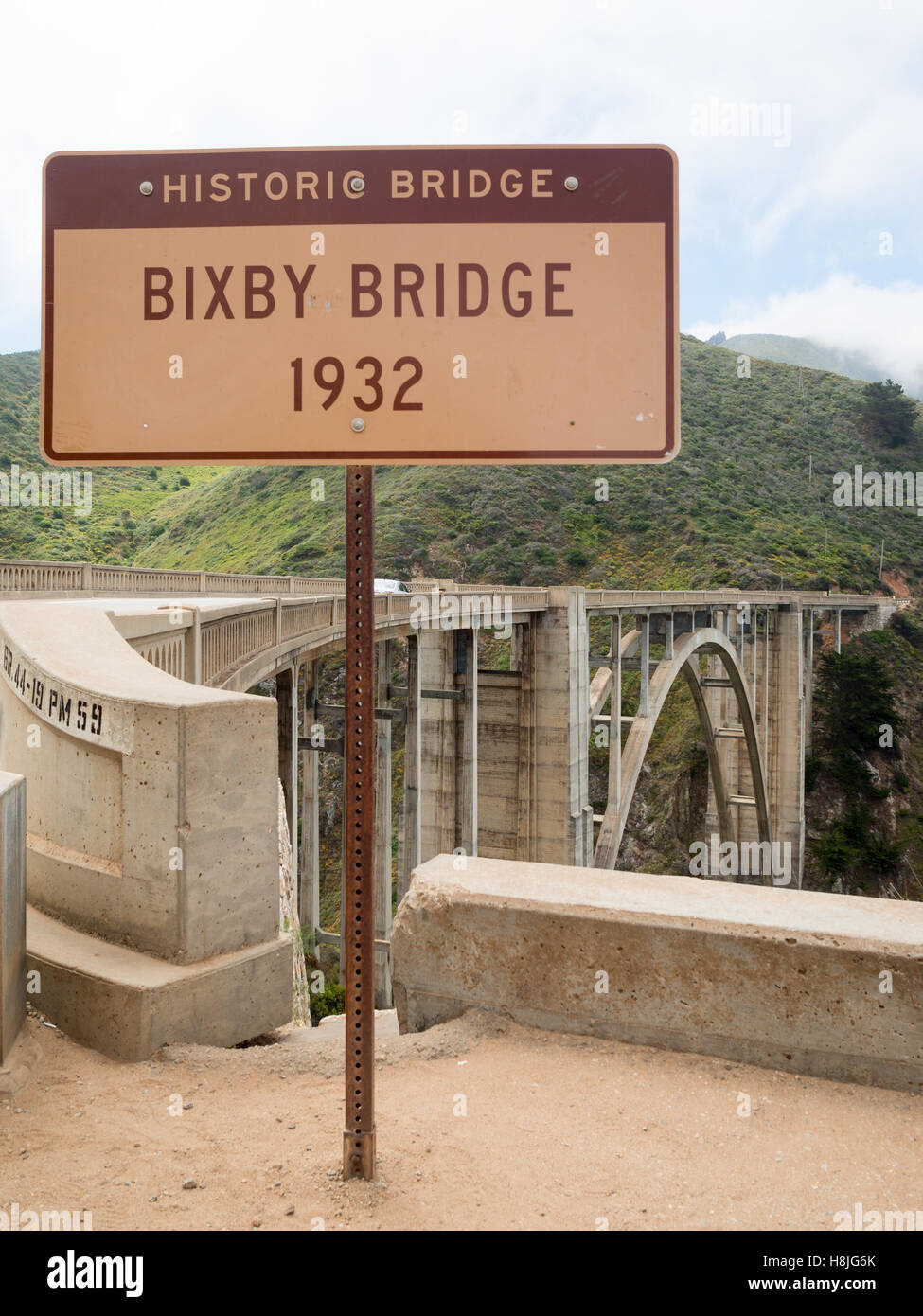 Bixby Puente firmar con el puente en segundo plano. Foto de stock