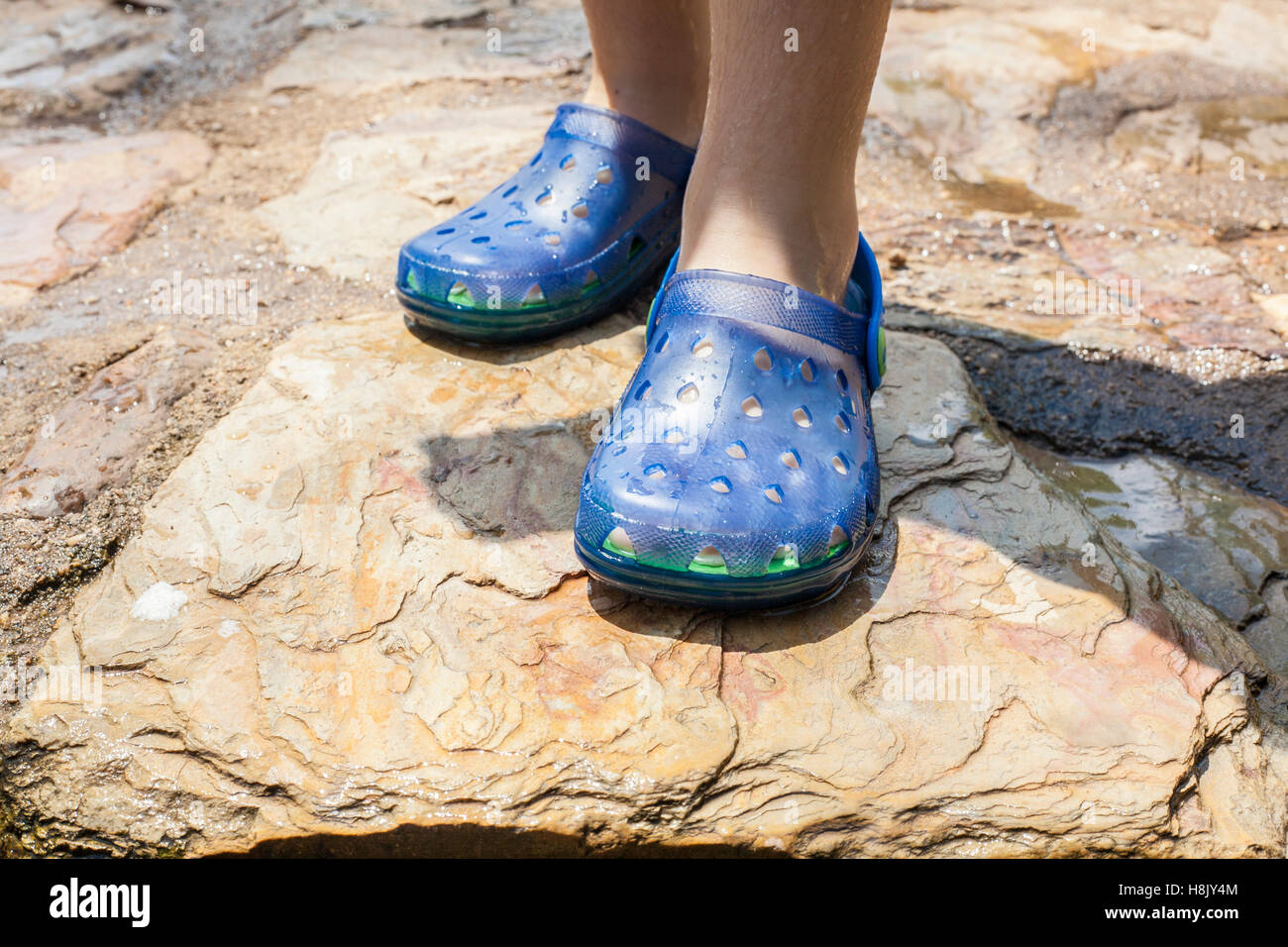 Crocs shoes legs fotografías e imágenes de alta resolución - Alamy