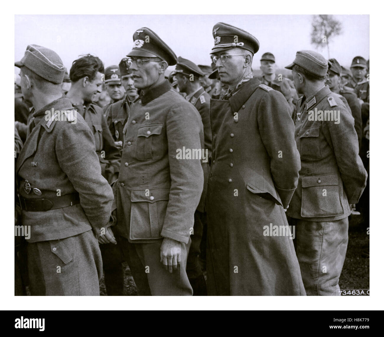 WW2 prisioneros de guerra alemanes, Wehrmacht y alistados hombres en uniforme de pie agrupados juntos Foto de stock