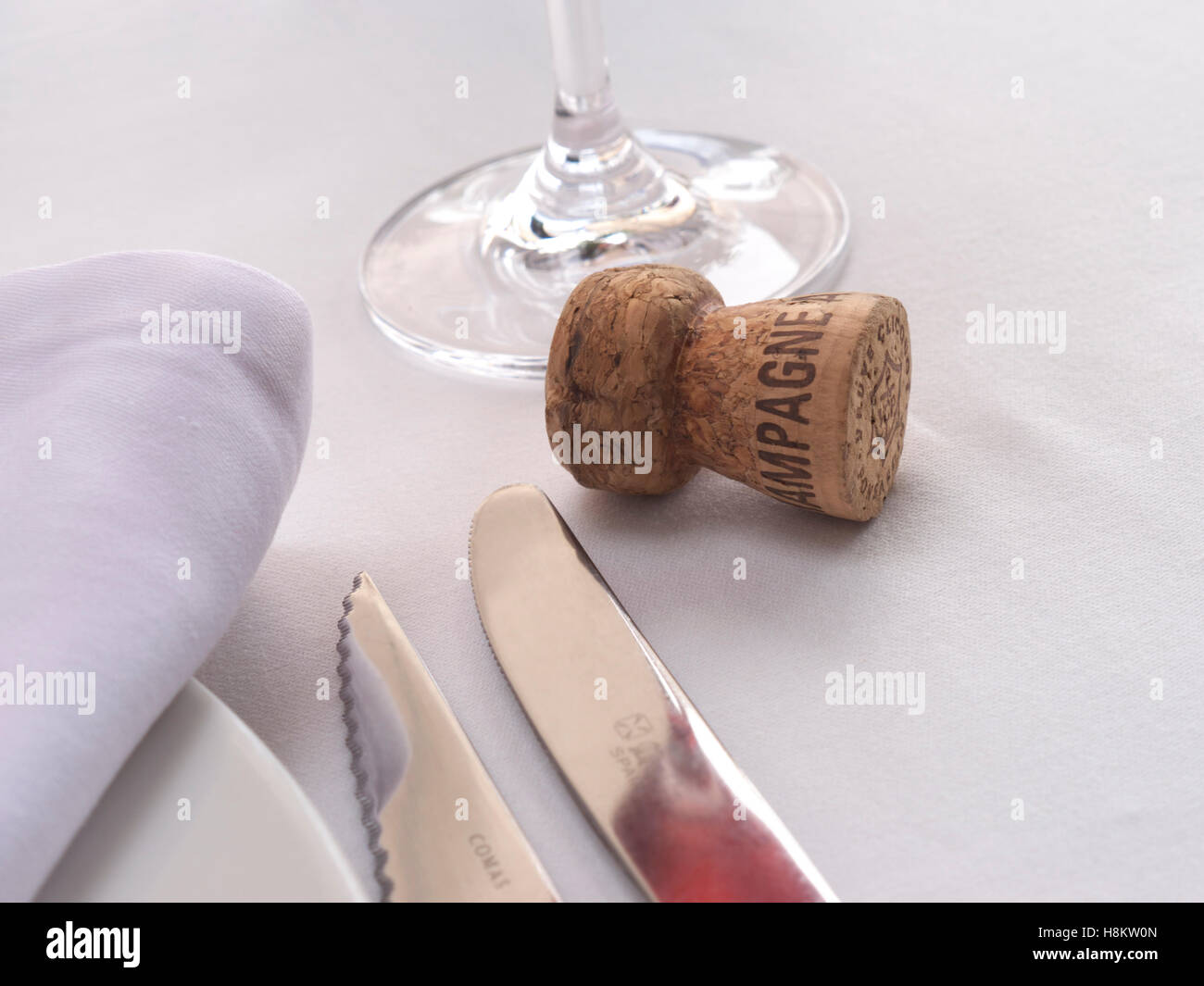 Champagne CORK Mesa comedor de lujo con reflexión de champán y champán rosado vintage corcho sobre mantel Foto de stock