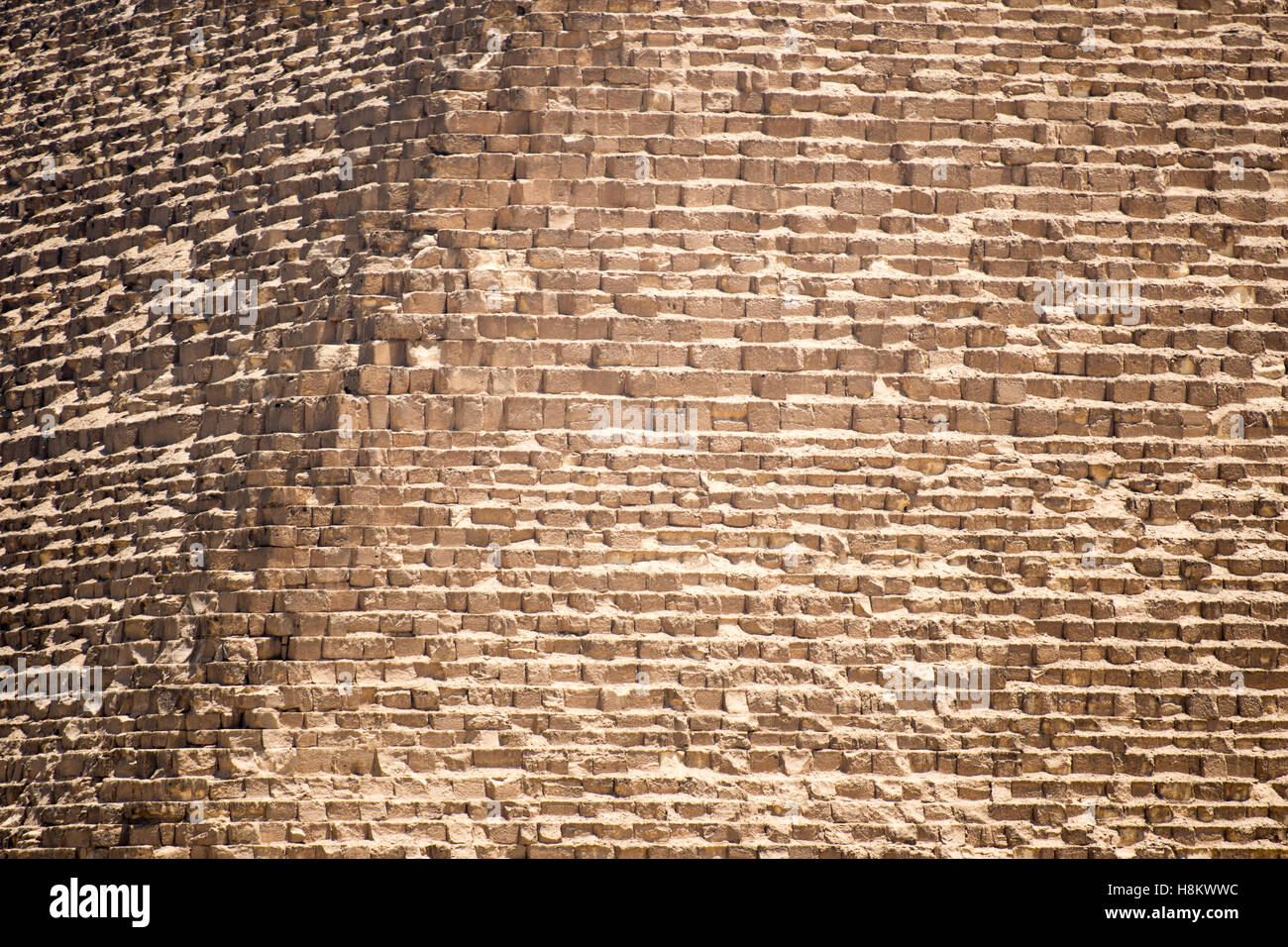El Cairo, Egipto. Vista de cerca de la cubierta de piedras (caliza) que conforman las grandes Pirámides de Giza. Foto de stock