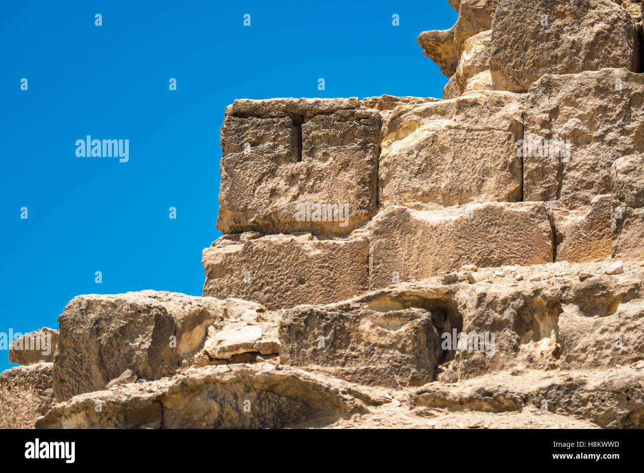 El Cairo, Egipto. Vista de cerca de la cubierta de piedras (caliza) que conforman las grandes Pirámides de Giza. Foto de stock