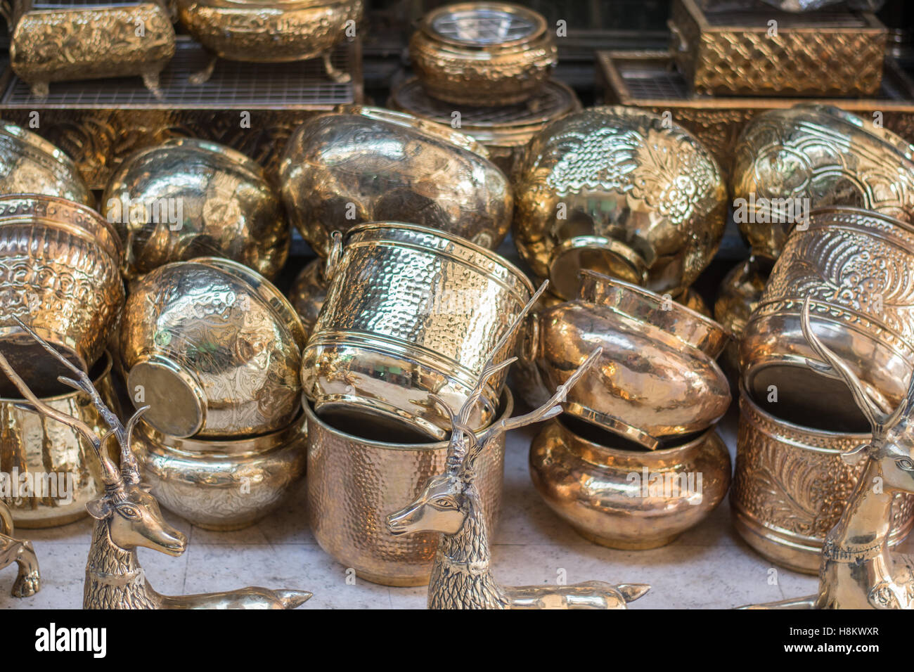 El Cairo, Egipto. Macetas y jarrones de oro adornado para la venta en el mercadillo al aire libre/ Bazar Khan el-Khalili en El Cairo. Foto de stock