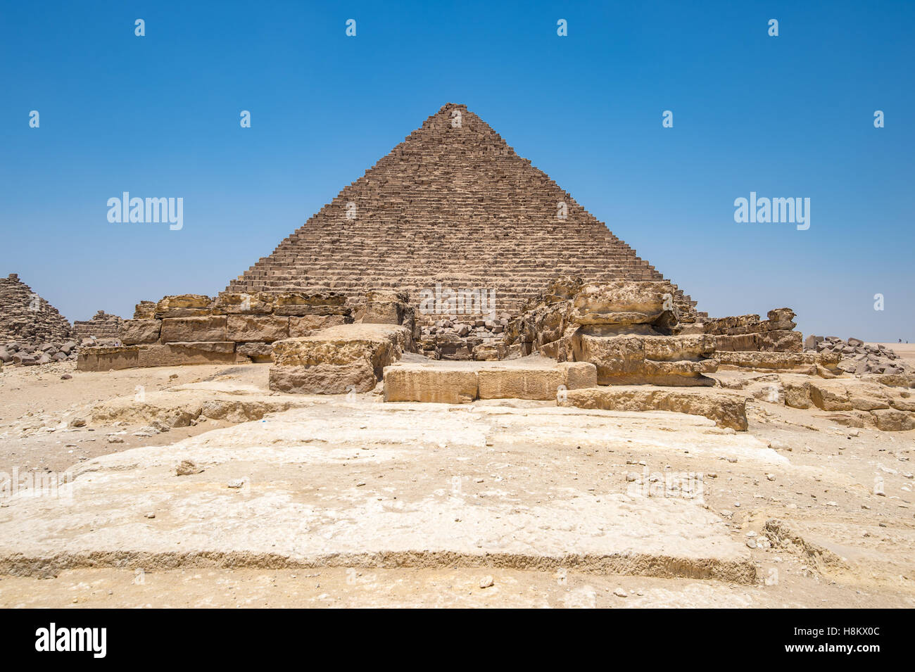 El Cairo, Egipto, una de las grandes pirámides de Giza contra un cielo azul claro. Esta es la Pirámide de Mekaure, el smal Foto de stock
