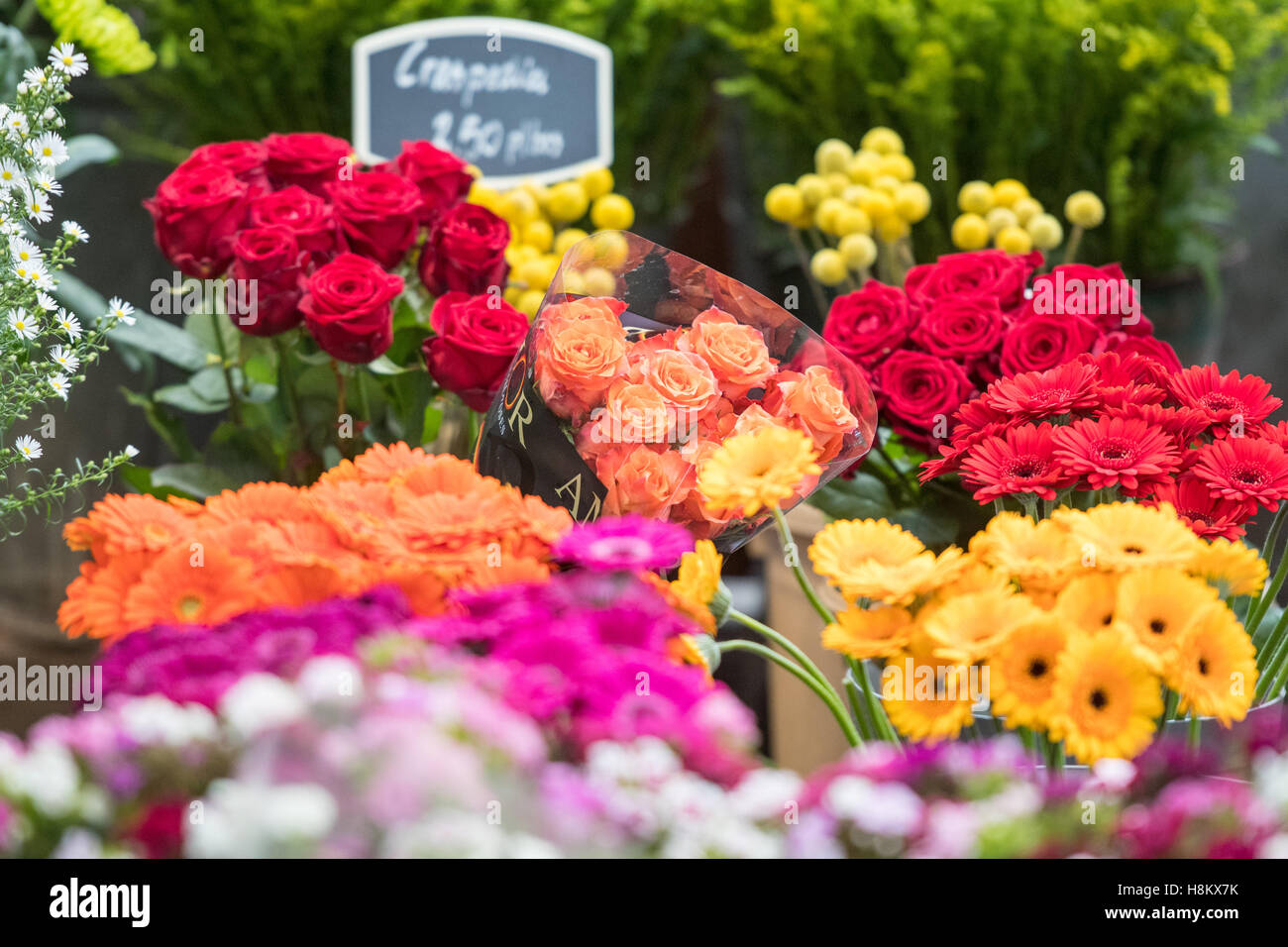 Amsterdam, Países Bajos cerca de ramos de rosas y otros tipos de coloridas  flores para la venta en un mercado al aire libre Fotografía de stock - Alamy