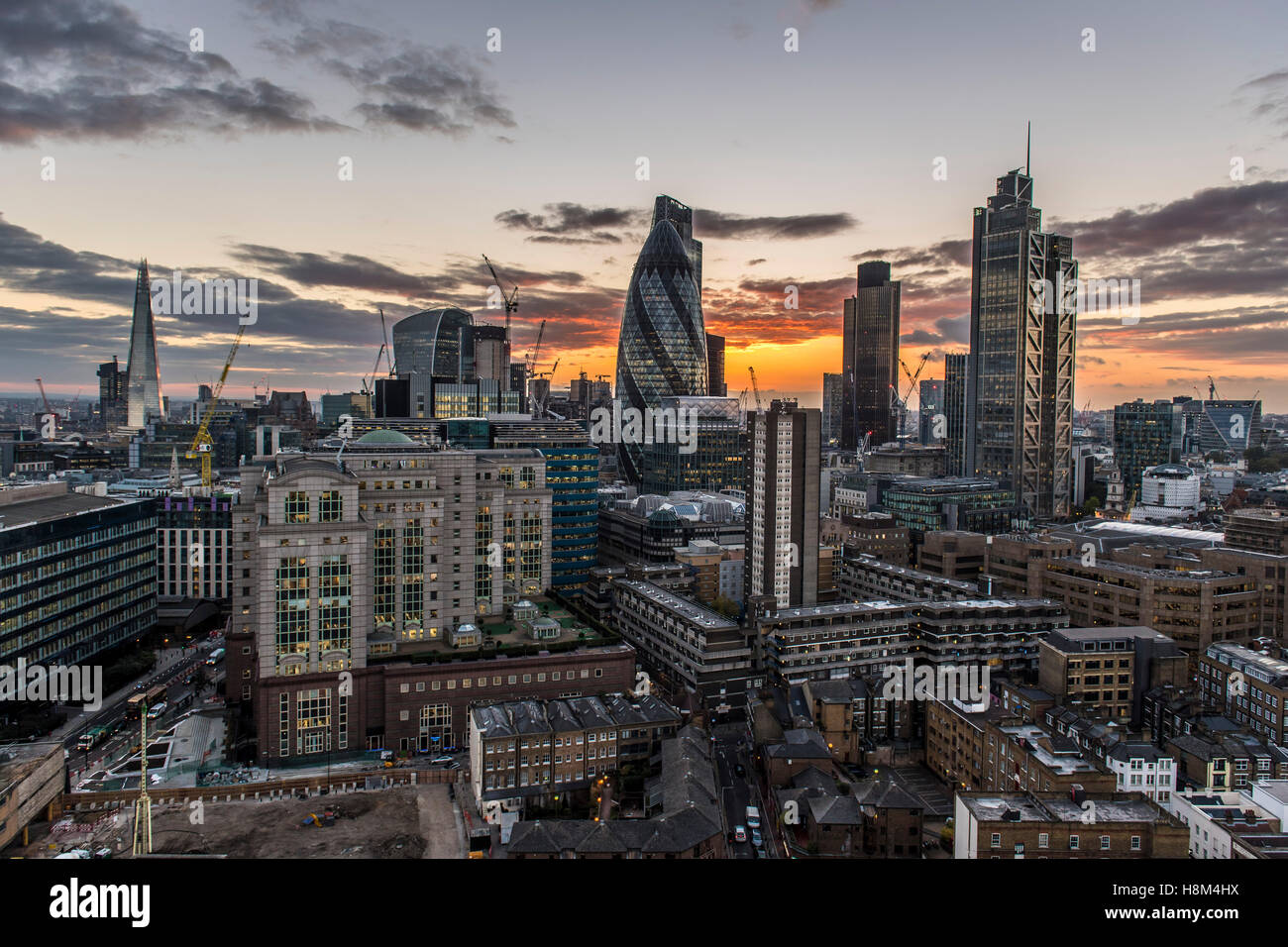 Un horizonte de Londres, paisaje urbano, de gran altura, rascacielos, el pepinillo, Torre 42, Heron Tower, noche, atardecer, centro financiero de la ciudad Foto de stock